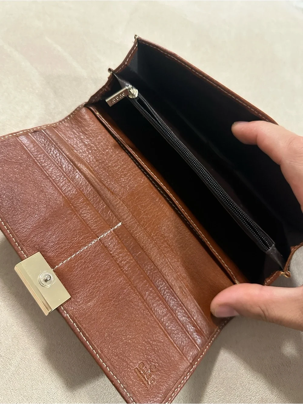 Gucci signature gg